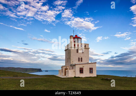 Dyrholay Leuchtturm (Dyrhólaeyjarviti) auf dem Dyrhólaey Vorgebirge in der Nähe von Vík í Mýrdal, eine beliebte Touristenattraktion auf der Sab entfernt Stockfoto