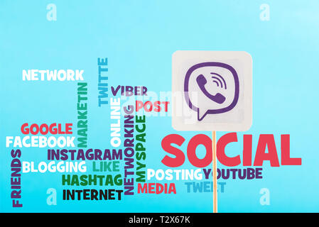 Social media Schriftzug und Karte mit viber Logo isoliert auf Blau Stockfoto