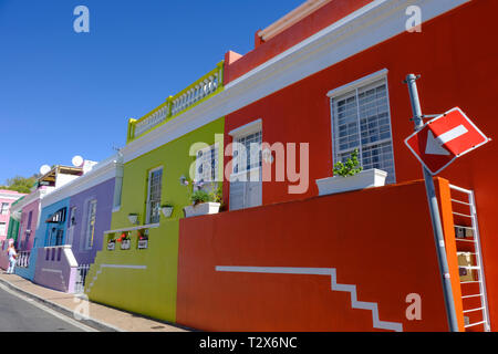 Kapstadt, Südafrika - 20. MÄRZ 2018: die Straße von bunten Häusern und architektonischen Details in lebendigen multikulturellen Gemeinschaft von Bo Kaap in Kapstadt Stockfoto