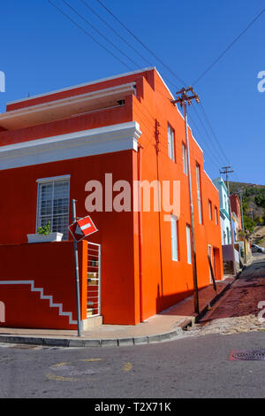 Kapstadt, Südafrika - 20. MÄRZ 2018: Orange lackiert Haus auf der Straße Ecke in lebendigen multikulturellen Gemeinschaft von Bo Kaap Kapstadt Stockfoto