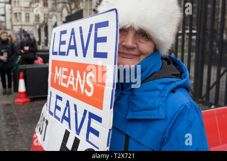 An dem Tag, an dem Premierminister Theresa Mai trifft sich mit der Führer der Jeremy Corbyn in einem Versuch, die Brexit Blockade im Parlament zu brechen, eine pro-demonstrant Verlassen hält Ihr Plakat vor den Toren des Parlament in Westminster, am 3. April 2019 in London, England. Stockfoto