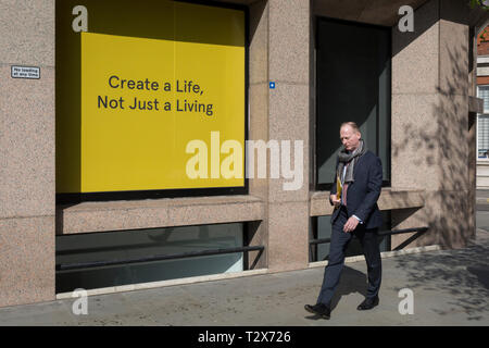 Erstellen Sie ein Leben, nicht nur für das Leben Motto außerhalb des Büros in der Stadt London, der Bezirk der Hauptstadt, am 1. April 2019 in London, England. Stockfoto