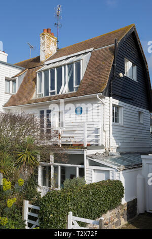 Die Fassade des ehemaligen Strand der Schauspieler Peter Cushing - Vorderhaus, am 31. März 2019, in Whitstable, Kent, England. Peter Cushing OBE (1913 - 1994) war ein englischer Schauspieler für seine Rollen in den Hammer Produktionen Horrorfilme der 50er Jahre bekannt, 1960er und 1970er Jahren sowie seine Leistung als Grand Moff Tarkin in Star Wars. Stockfoto