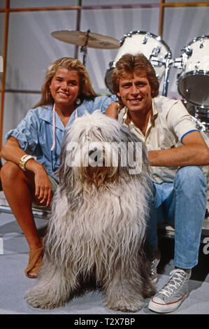 Anke Engelke, Bobtail Wuschel und Benny Schnier als Moderatoren im ZDF Ferienprogramm für Kinder, Deutschland 1979 - 1989. Stockfoto