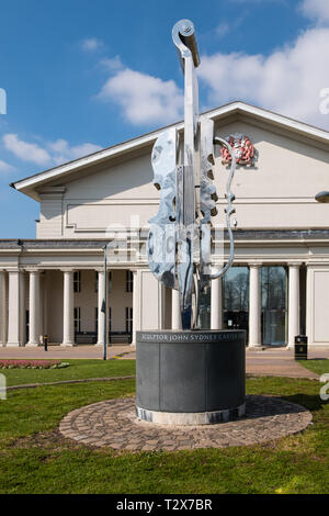 Concerto Skulptur von John Sydney Carter außerhalb der De Montfort Hall live Musik und Unterhaltung in Leicester, Großbritannien Stockfoto