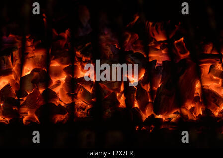 Hot leer Holzkohle Grill mit glühenden Kohle. Schließen Sie herauf Bild Stockfoto