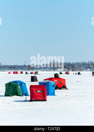 Eisfischen auf Monona Bay, Madison, Wisconsin, USA. Stockfoto