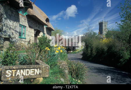 Strohgedeckten Hütten und und alle Heiligen Pfarrkirche in Godshill, Isle of Wight Stockfoto