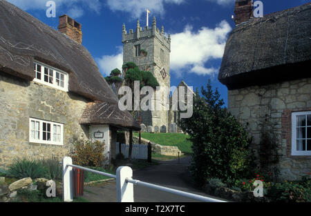 Strohgedeckten Hütten und und alle Heiligen Pfarrkirche in Godshill, Isle of Wight Stockfoto