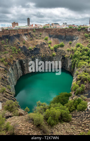 In der breiten Ansicht des Big Hole in Kimberley, eine Folge des Bergbaus, mit der Stadt Skyline am Rand Stockfoto