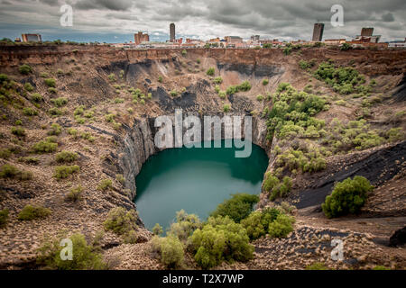 In der breiten Ansicht des Big Hole in Kimberley, eine Folge des Bergbaus, mit der Stadt Skyline am Rand Stockfoto