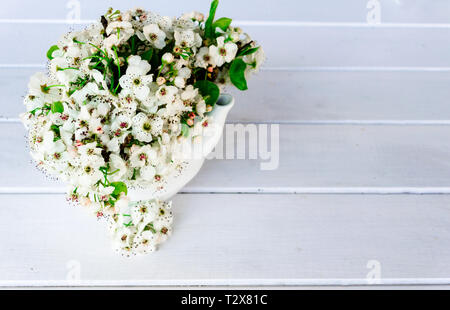 Bodegon mit wilden Blumen in eine Schüssel, geben ihm eine warme Note, indem Sie ein samtiges Hintergrund Stockfoto