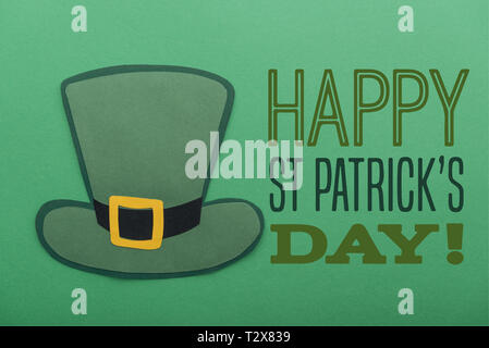 Papier hat in der Nähe von Happy st patricks day Schriftzug auf grünem Hintergrund Stockfoto