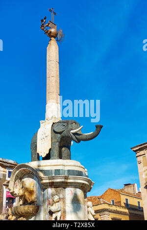 Schwarz elpehant mit Obelisk auf der Rückseite der Piazza del Duomo in Catania - Symbol der Stadt. Sizilien, Italien Stockfoto