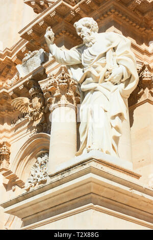 Der Apostel Paulus - Statue auf der Fassade der Kathedrale von Syrakus, Sizilien, Italien Stockfoto