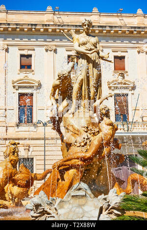 Springbrunnen von Diana (1907 gebaut) in Syrakus, Sizilien Insel, Italien Stockfoto