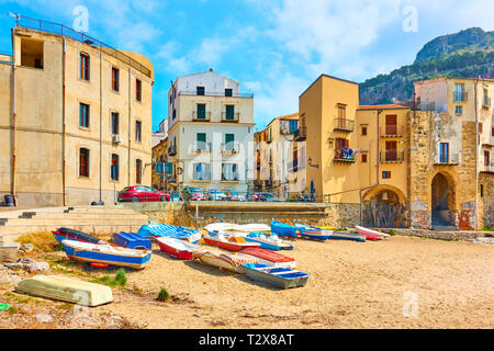 Boote auf Sandstrand und alten bunten Häuser am Meer in der Altstadt von Cefalu in Sizilien, Italien Stockfoto