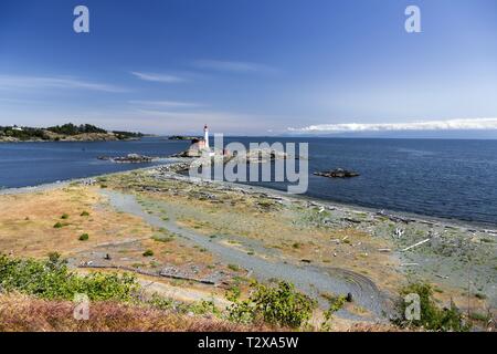 Fisgard Leuchtturm, Frühling Wildblumen und weiten Pazifischen Ozean Panorama über Juan De Fuca Meerenge in der Nähe von Victoria BC Kanada auf Vancouver Island Stockfoto