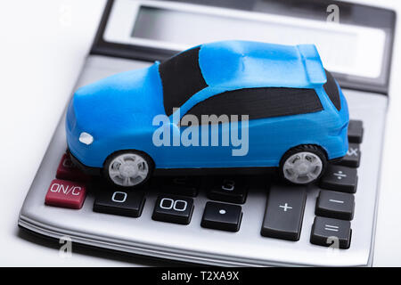 In der Nähe von Blauen Auto und Rechner vor weißem Hintergrund Stockfoto