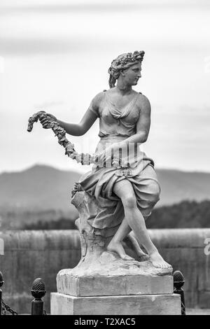 Ein terra cotta Statue aus dem 17. Jahrhundert Frankreich steht auf die Terrasse Richtung Süden in den Smokies auf dem Biltmore Estate in Asheville, NC, USA Stockfoto