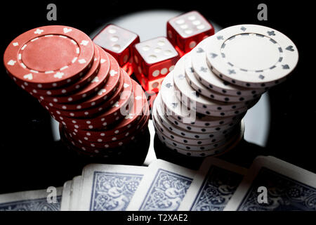 Stapel von Poker chips, Würfel und Karten spielen und Wetten im Casino. Glücksspiel im Casino. Stockfoto