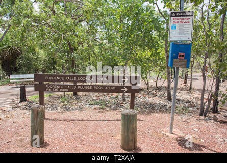 Wegweiser und Notruf gerät in der remote Buschland im Litchfield National Park im Northern Territory von Australien Stockfoto