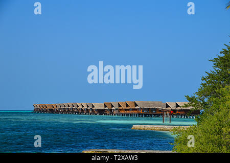 Wasser Villen (Bungalows) auf die perfekte Tropical Island, Malediven Stockfoto