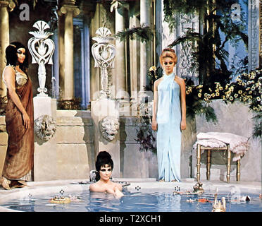 ISABEL COOLEY, Elizabeth Taylor, Francesca Annis, CLEOPATRA, 1963 Stockfoto