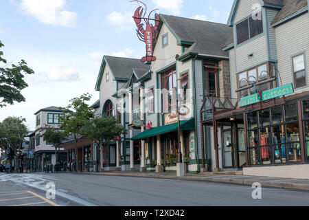 Bar Harbor, Maine, USA - 29. Juli 2017: Blick auf Main Street in den frühen Morgen, 5:21 am, bevor die Massen von Touristen die Straßen auf ihre Summe verschlingen Stockfoto