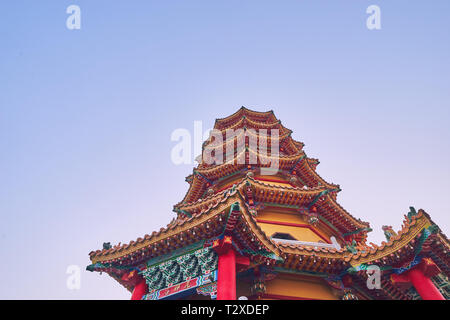 Kaohsiung, Taiwan - Dezember 3, 2018: Die beiden Turm von Drachen und Tiger Pagoden auf Lotus Teich im Sonnenuntergang in Zuoying District, Kaohsiung City, Taiw Stockfoto