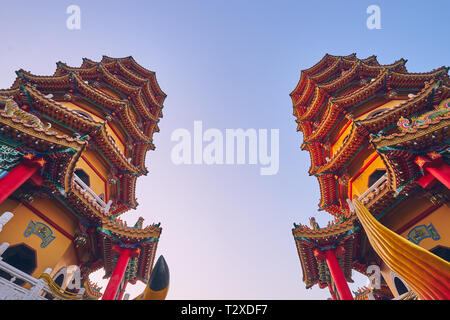 Kaohsiung, Taiwan - Dezember 3, 2018: Die beiden Turm von Drachen und Tiger Pagoden auf Lotus Teich im Sonnenuntergang in Zuoying District, Kaohsiung City, Taiw Stockfoto