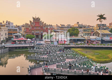 Kaohsiung, Taiwan - Dezember 3, 2018: die Menschen kommen bei Cih Ji Palast oder Bao Sheng Da Di Tempel im Sonnenuntergang in Zuoying Bezirk zu Verdienst, Kaohsiung ci Stockfoto