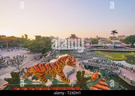 Kaohsiung, Taiwan - Dezember 3, 2018: die Menschen kommen bei Cih Ji Palast oder Bao Sheng Da Di Tempel im Sonnenuntergang in Zuoying Bezirk zu Verdienst, Kaohsiung ci Stockfoto