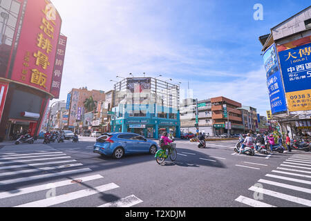 Tainan, Taiwan - Dezember 4, 2018: Personen Transport mit Auto, Motorrad und Fahrrad über Verkehrsknotenpunkt der Chenggong Straße und Chihkan Straße in Stockfoto