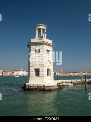 Bake oder Leuchtfeuer Haus am Eingang der Marina auf der Isola di San Giorgio Stockfoto