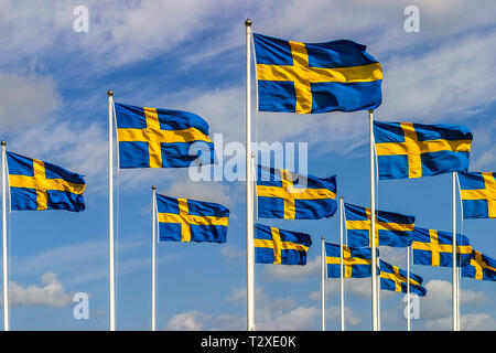 Schwedische Flaggen wiegen sich im Wind Stockfoto