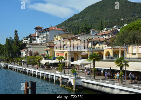 Promenade am Ufer des Gardasees in Gardone Riviera - Italien. Stockfoto
