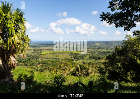 Ein Blick aus den Bergen von Tubagua über den Regenwald und das Meer in der Dominikanischen Republik. Stockfoto