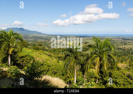 Ein Blick aus den Bergen von Tubagua nach Puerto Plata, das Meer und den Berg Isabel de Torres in der Dominikanischen Republik. Stockfoto