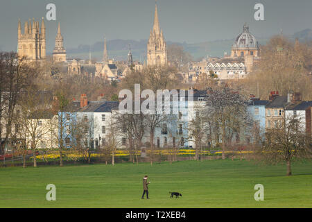 Hundewiesen in South Park am frühen Morgen mit der sonnendurchfluteten Oxford hinter Stockfoto
