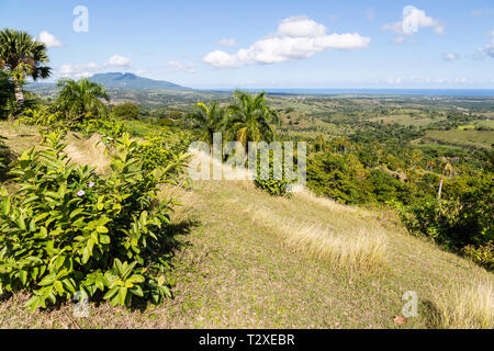 Ein Blick aus den Bergen von Tubagua nach Puerto Plata, das Meer und den Berg Isabel de Torres in der Dominikanischen Republik. Stockfoto