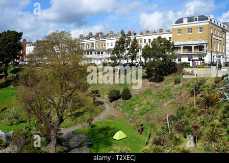 Obdachlosen camping im Buschwerk Gärten unter Royal Hotel und Royal Terrace, Southend On Sea, Essex, Großbritannien. Zelt im Cliff Gärten Stockfoto