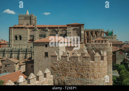 Stein dicke Mauer mit zinne, großen Turm und der Kathedrale von Avila. Mit einer imposanten Mauer rund um die gotische Stadt Zentrum in Spanien. Stockfoto