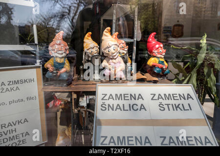 Belgrad, Serbien, März 2019 - Schuh Workshop zeigen - Fenster mit elf Schuster Figuren dekoriert Stockfoto