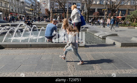 Belgrad, Serbien, 30. März 2019: Street Scene an Knez Mihailova Straße rund um den Platz der Republik (Trg Republike) in der Innenstadt Fußgängerzone Stockfoto