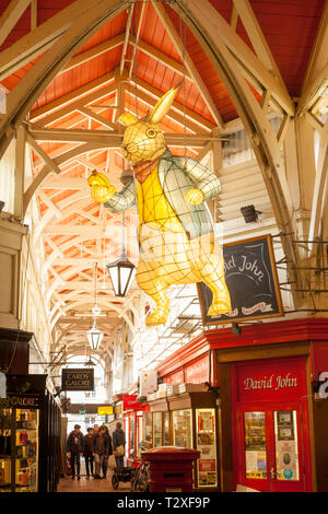 Der Innenraum des Viktorianischen Markthalle in Oxford Oxford Zentrum zeigt ein großes Papier Laterne der Hase aus Alice im Wunderland Stockfoto