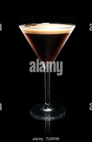 Espresso Martini Cocktail auf schwarzem Hintergrund Stockfoto