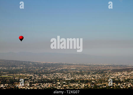 Panoramablick Konzept. Mit dem Heißluftballon über Mexiko City fliegen. Stockfoto