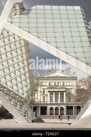 Die Arkadia Gebäude einer ehemaligen Theater jetzt ein Buch speichern und Tourist-information, die durch die Freiheit Brunnen auf dem Platz der Freiheit Posen gesehen Stockfoto