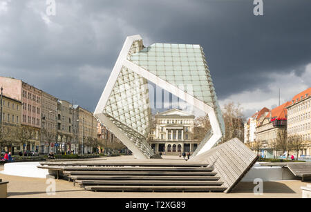 Die Arkadia Gebäude einer ehemaligen Theater jetzt ein Buch speichern und Tourist-information, die durch die Freiheit Brunnen auf dem Platz der Freiheit Posen gesehen Stockfoto